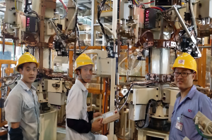 公司售后服務部人員國慶期間加班加點突擊重點項目